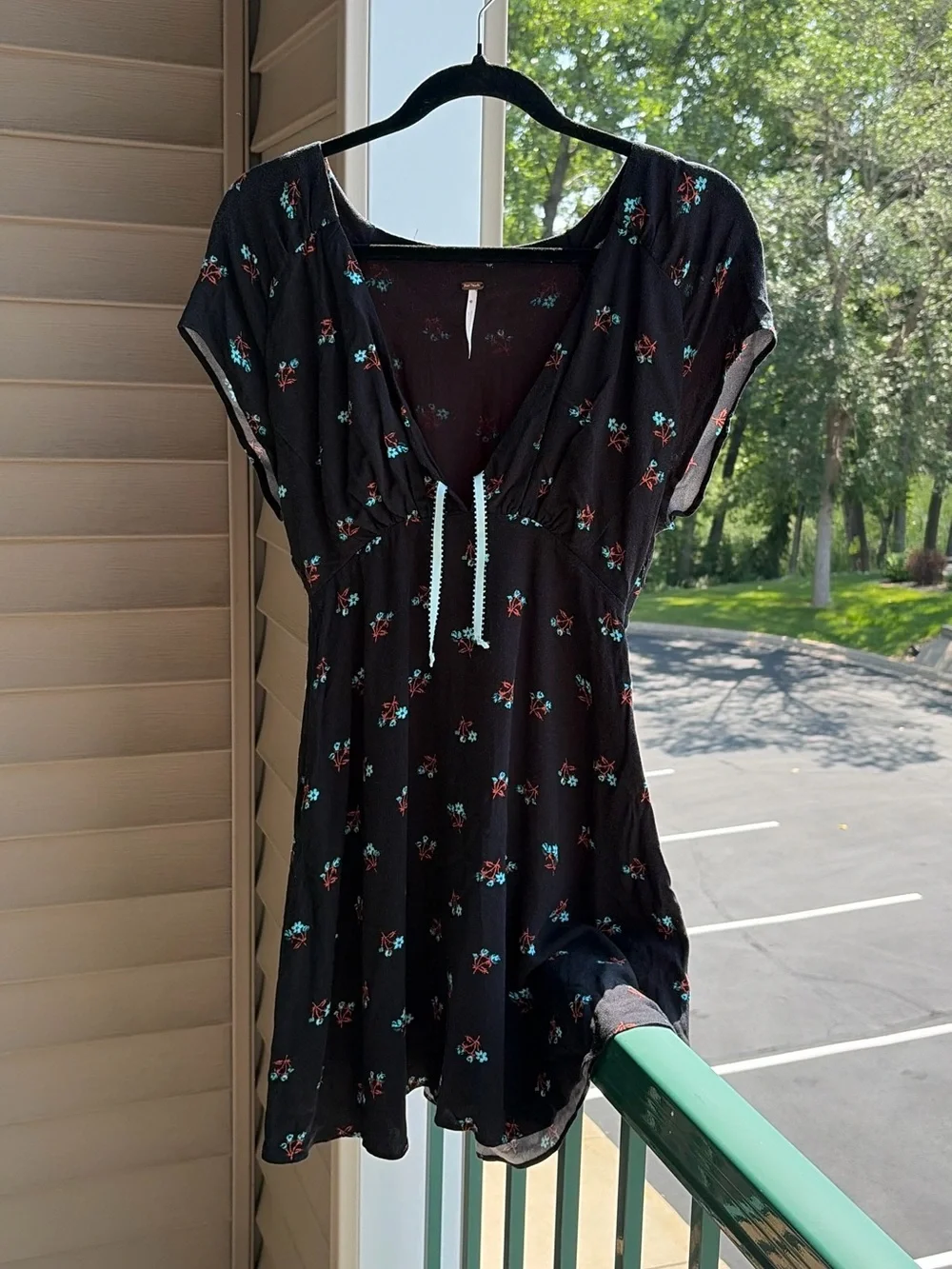 🦋✨Free People Black Floral Mini Dress Boho Babydoll 100% Viscose V Tie Size XS